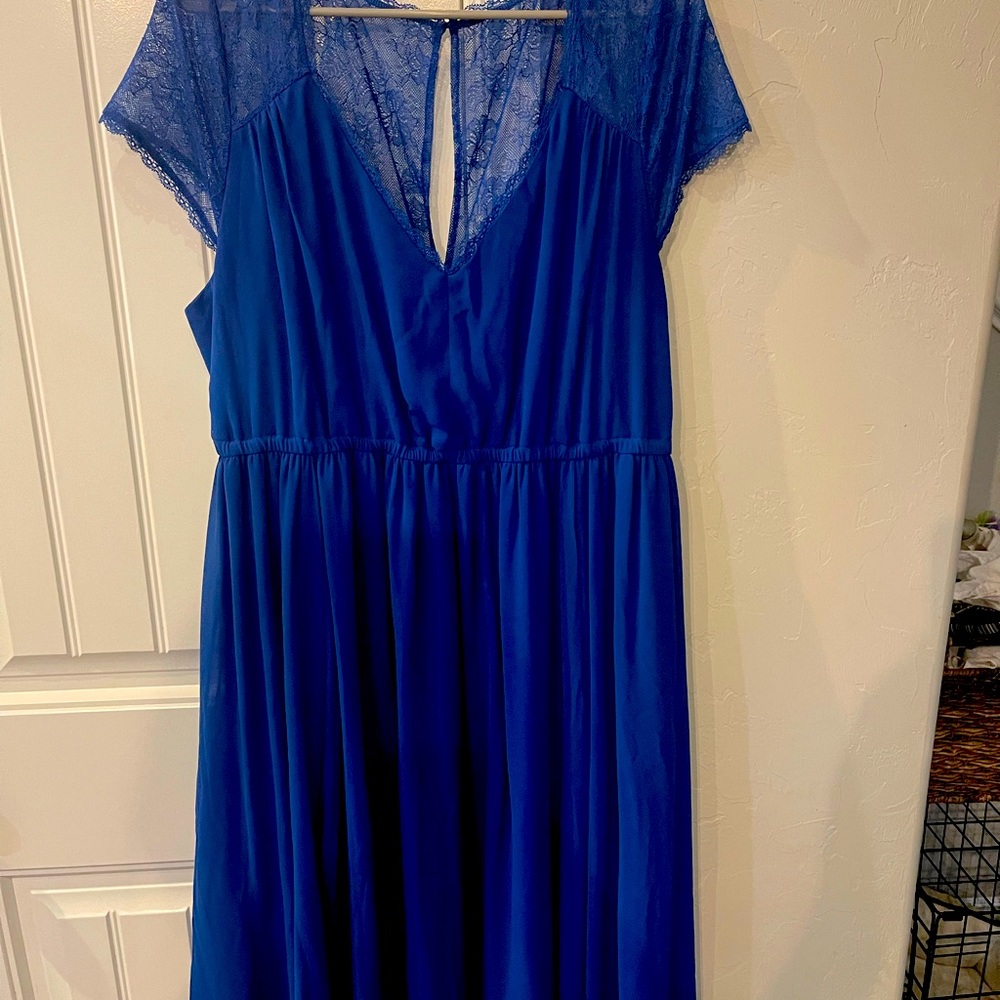 Torrid, midi chiffon teal blue dress with lace details in back Size 1.